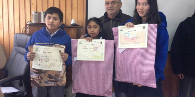 Municipalidad de Dalcahue premió a alumnos ganadores de concurso de pintura
