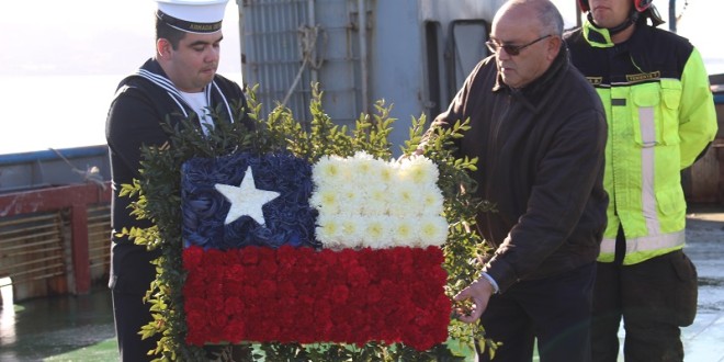 Alcalde y Armada de Chile en depositaron ofrenda floral en canal Dalcahue