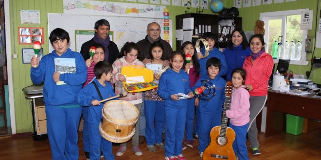 Niños de escuela rural San Pedro recibieron instrumentos musicales