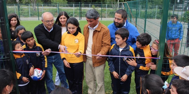 Alcalde inauguró cancha sintética de Puchaurán en Dalcahue