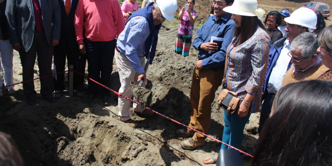 Alcalde de Dalcahue y dirigentes colocaron Primera Piedra para emblemático proyecto habitacional