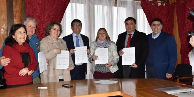 DALCAHUE Y PUERTO MONTT FIRMAN CONVENIO MUNICIPAL