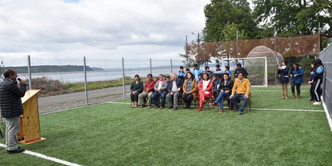 Niños de Calen ya disfrutan de su nueva cancha sintética