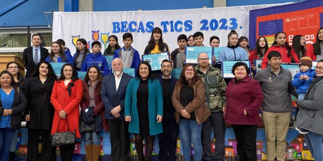 169 ESTUDIANTES EN DALCAHUE RECIBEN COMPUTADORES