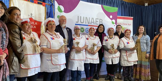 JUNAEB DESTACA A TRABAJADORAS EN DEGUSTACIÓN EN ESCUELA BASICA