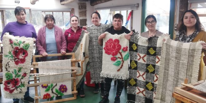 MUJERES FINALIZAN TALLER CON DESTACADA ARTESANA EN KELGWO