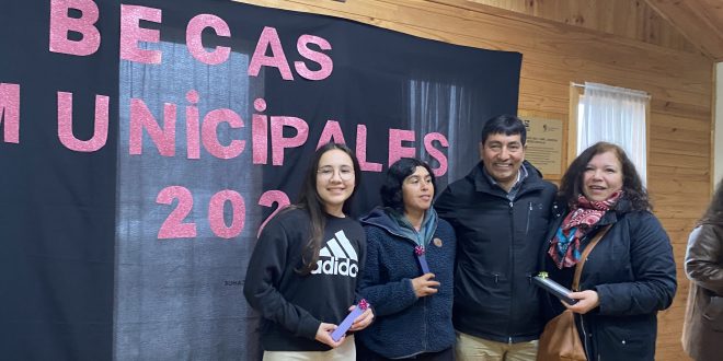 MUNICIPIO ENTREGA BECAS DE EDUCACION MEDIA Y SUPERIOR