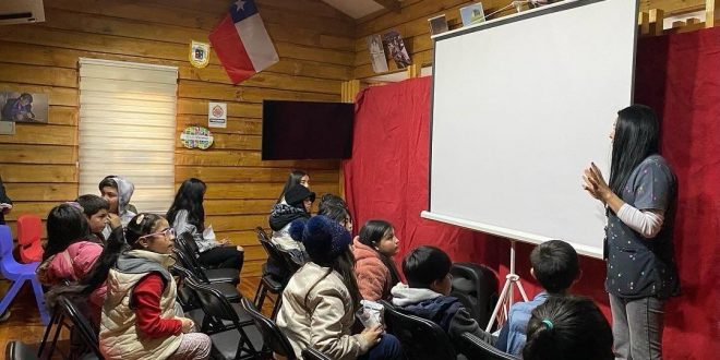 Niños, niñas y adolescentes disfrutaron de una tarde de cine organizada por Oficina SENDA y Programa Adolescente en la Biblioteca Municipal