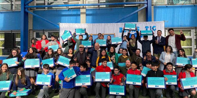 Becas TIC: 136 estudiantes de séptimo básico recibieron computadores
