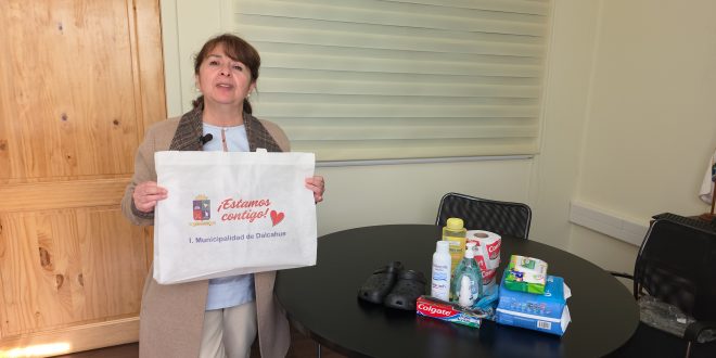 Municipio de Dalcahue entrega kit de apoyo para adultos mayores