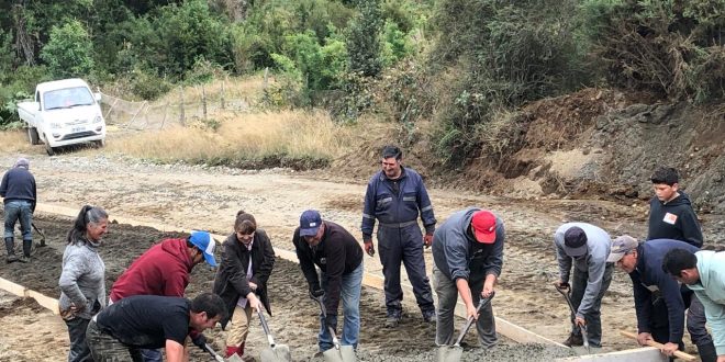 Minga y maquinaria impulsan mejora vial en Butalcura
