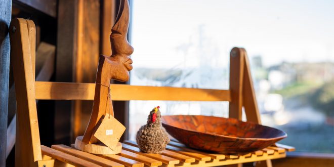 Artesanos de Dalcahue exponen sus creaciones en la costanera