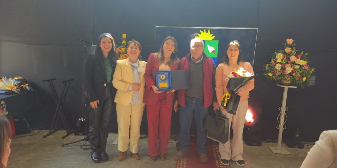 Dalcahue celebró el Día del Funcionario Municipal reconociendo la vocación y compromiso de sus trabajadores Dalcahue celebró el Día del Funcionario Municipal reconociendo la vocación y compromiso de sus trabajadores