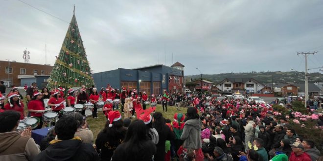 Dalcahue celebra su encendido del árbol navideño con un espíritu comunitario y familiar