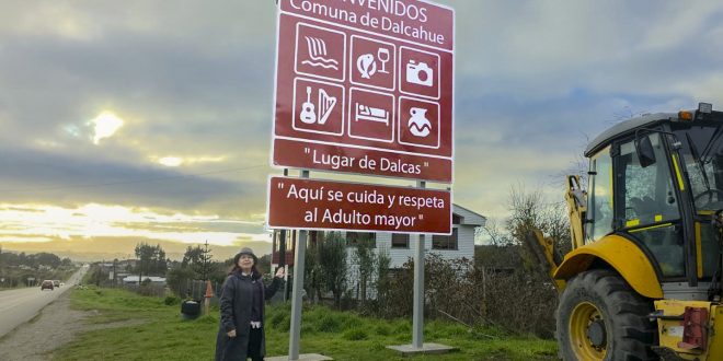 Dalcahue fortalece respeto y cuidado hacia los adultos mayores con instalación de letreros en accesos de la comuna