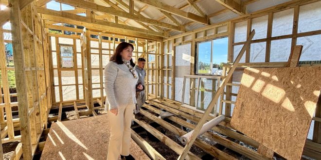 Alcaldesa Villegas visitó avance en construcción de viviendas rurales para familias de Dalcahue