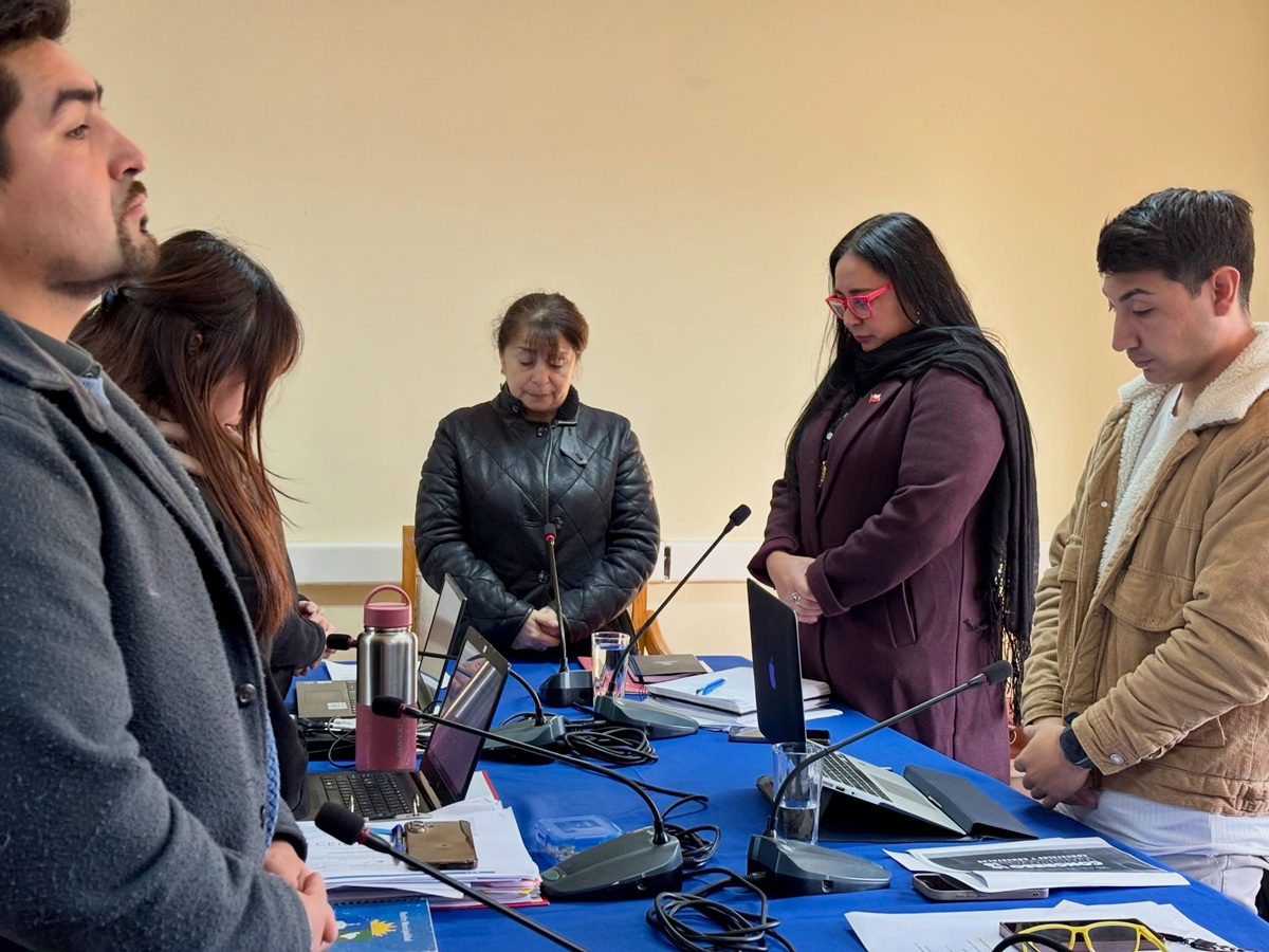 Concejo Municipal de Dalcahue rindió homenaje póstumo a Sergio Yunger y reconoció trayectoria de joven dirigente Ignacia Cárdenas