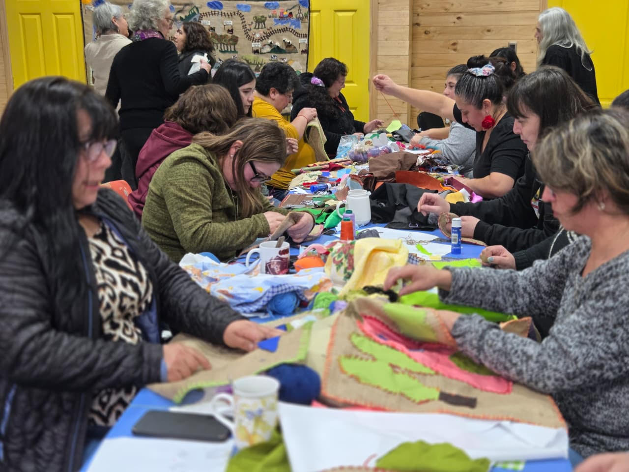 Mujeres de Dalcahue transforman sus historias en arte a través del taller “Expresarte”