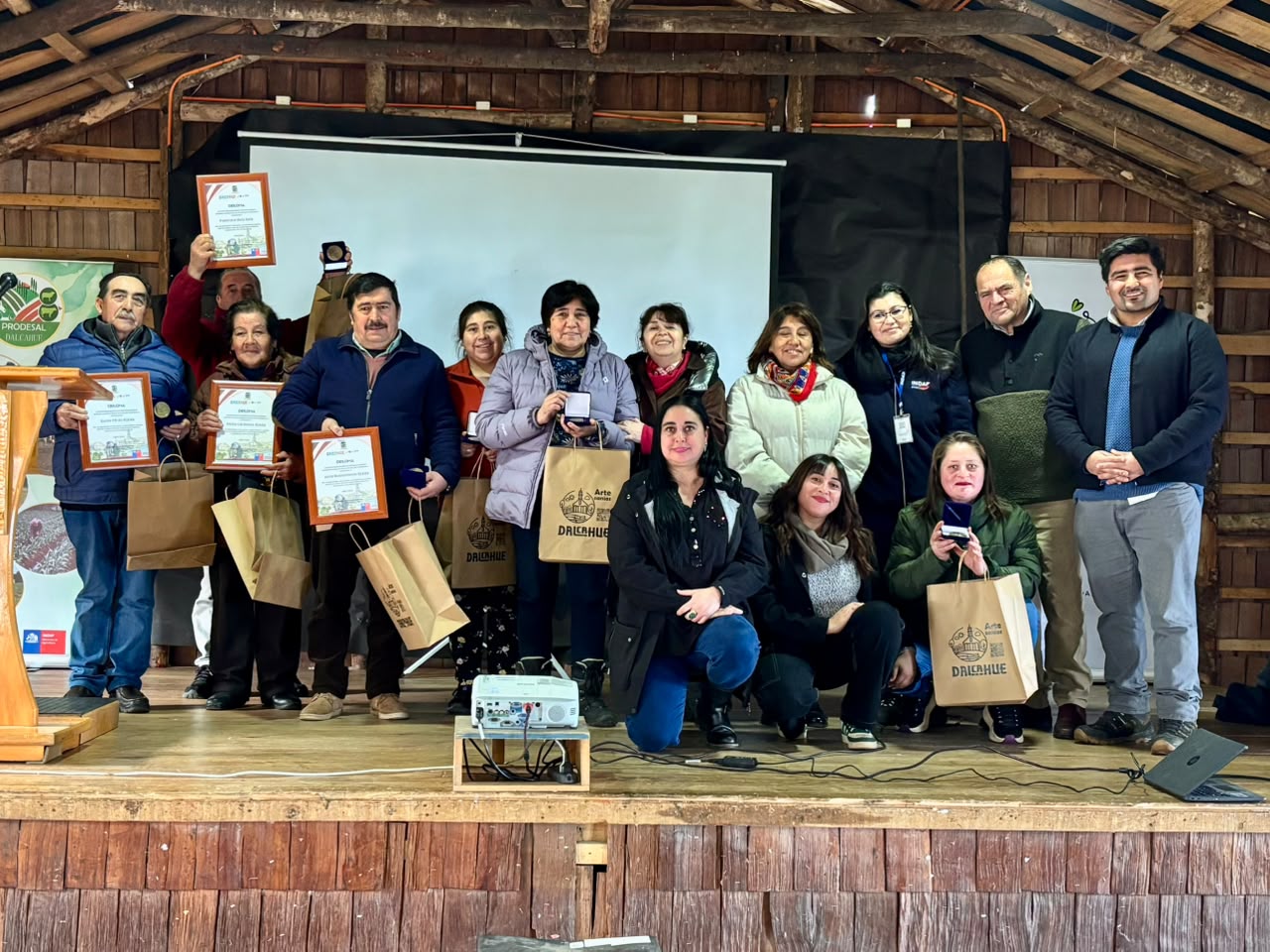 Dalcahue reconoció en Tenaún a siete agricultores que mantienen vivas las tradiciones del campo chilote