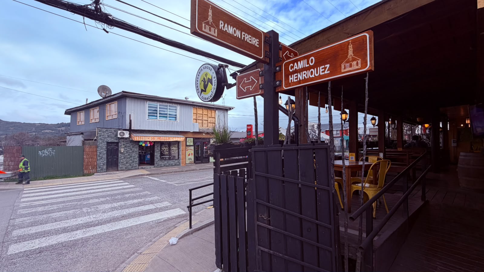 Municipalidad de Dalcahue ejecuta mantención de 179 señaléticas e instala resaltos para reforzar la seguridad vial